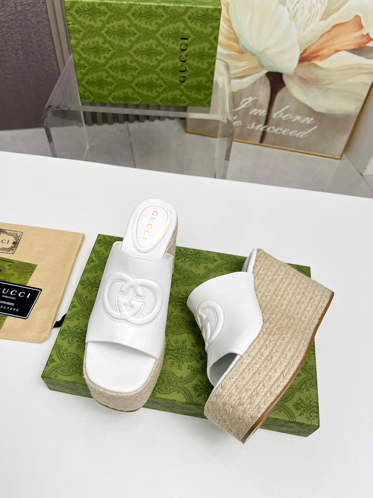 👟👟Ex-factory price 460👟👟 Gucci's new slippers, fashionable, high-end and full of personality✅ Very stable, comfortable and durable for daily use, convenient and unique for daily matching, a must-have classic for summer, the upper is made of GUCCI brand stitching Fabric: cowhide Lining/foot pad: sheepskin Water platform height: 11cm Color: black, white, brown Code number: 35-42 (41 and 42 need to be customized) Packaging: Comes with cloth bag and card.